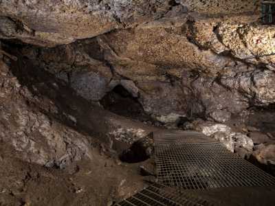 Ci facciamo strada per qualche metro grazie alla luce dei nostri faretti, fino a portarci all�interno del vano principale della cavit�, scavato migliaia di anni fa con picconi in punta di selce